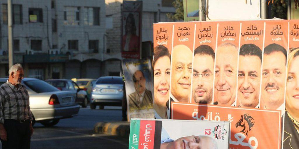 Ein Mann betrachtet Wahlplakate in Jordaniens Hauptstadt Amman. Die Jordanier wählen ein neues Parlament. Dieses verfügt im Königreich indes nur über beschränkte Befugnisse. (Archiv)