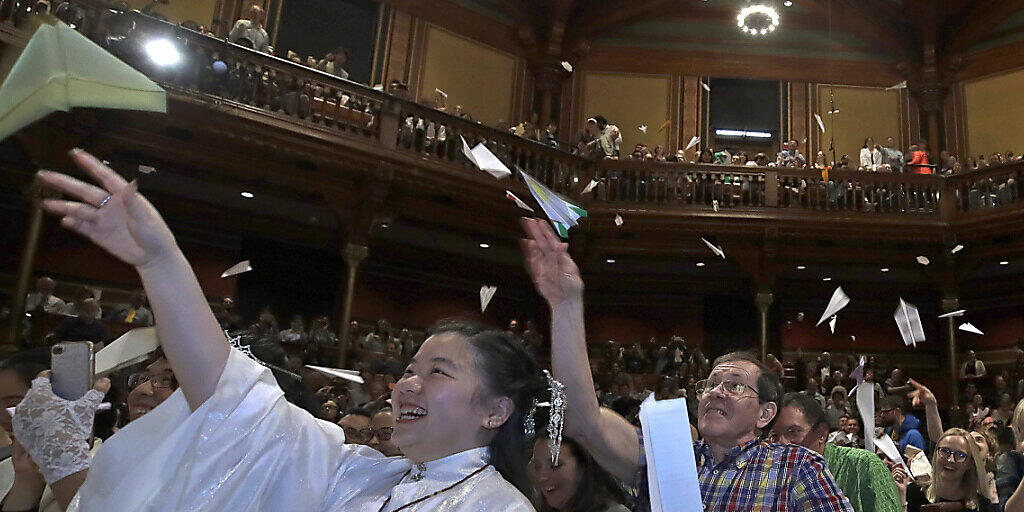 Das Publikum wirft Papierflugzeuge: Die Gala zur Verleihung der Ig-Nobelpreisen in Cambridge war gewohnt klamaukig-schrill.