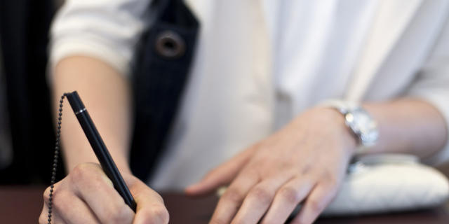 Künftig geht Unterschreiben auch ohne Stift und Papier (Symbolbild)