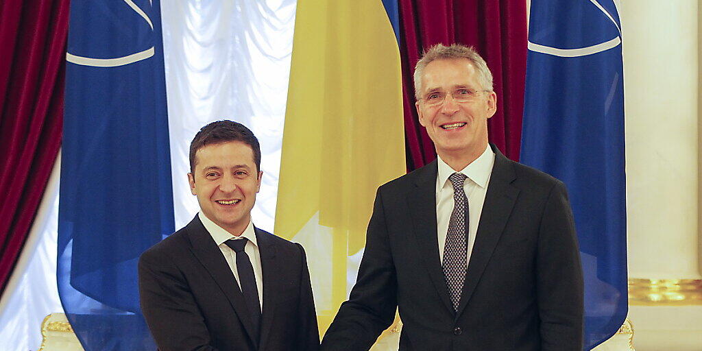 Ab nächstem Montag soll es nach den Worten von Präsident Wolodymyr Selenskyj (l) zu einem weiteren Truppenabzug in der Ostukraine kommen. Bei dem Empfang von Nato-Generalsekretär Stoltenberg (r) in Kiew bekräftigte Selenskyj, dass die Ukraine eine Mitgliedschaft in der Nato anstrebe.
