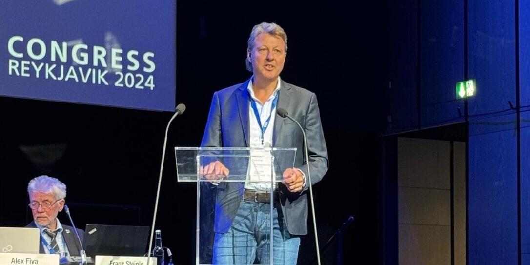Alexander Ospelt beim FIS-Kongress in Reykjavik.
