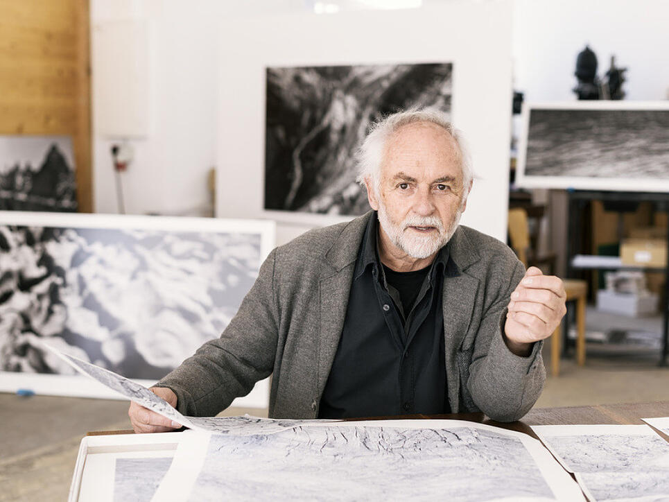 Der Fotograf Fridolin Walcher posiert im März 2018 in seinem Atelier in Linthal GL. Er dokumentiert mit seiner Arbeit die Entwicklungen im Glarnerland.