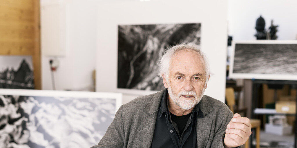 Der Fotograf Fridolin Walcher posiert im März 2018 in seinem Atelier in Linthal GL. Er dokumentiert mit seiner Arbeit die Entwicklungen im Glarnerland.