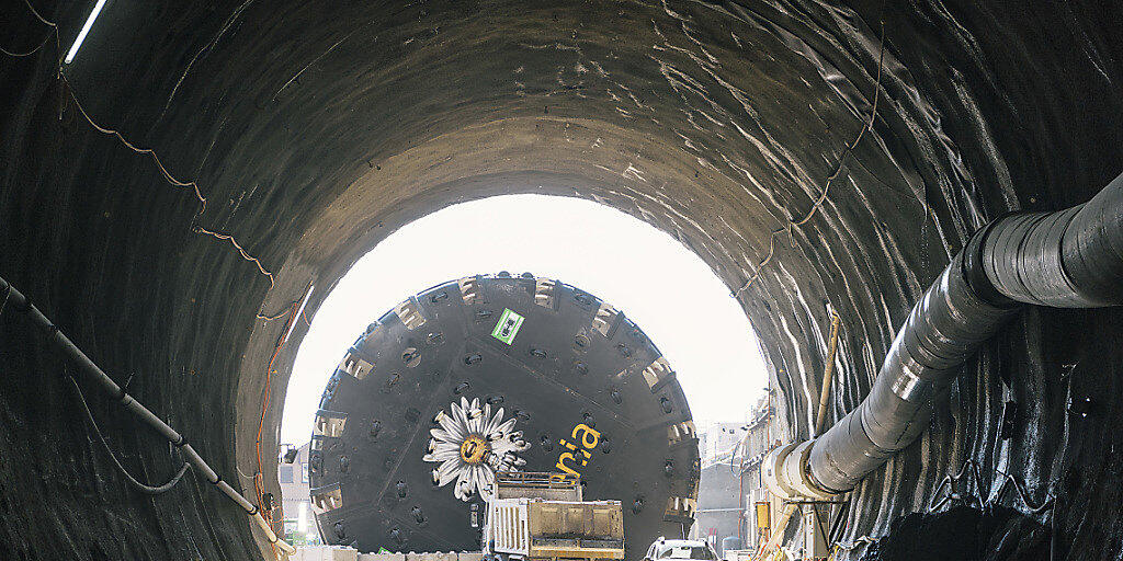 Trotz Grossbaustellen präsentiert Implenia einen Gewinneinbruch. Im Bild eine Bohrmaschine im Bözbergtunnen. (Archivbild)