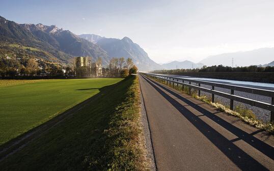 Rheindamm in Vaduz