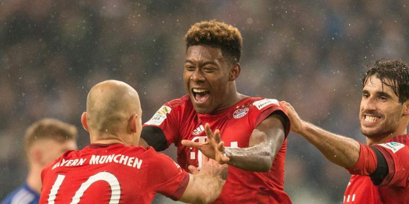 Die Bayern Arjen Robben, David Alaba und Javier Martinez freuen sich über die 1:0-Führung auswärts gegen Schalke Die Bayern Arjen Robben, David Alaba und Javier Martinez freuen sich über die 1:0-Führung auswärts gegen Schalke