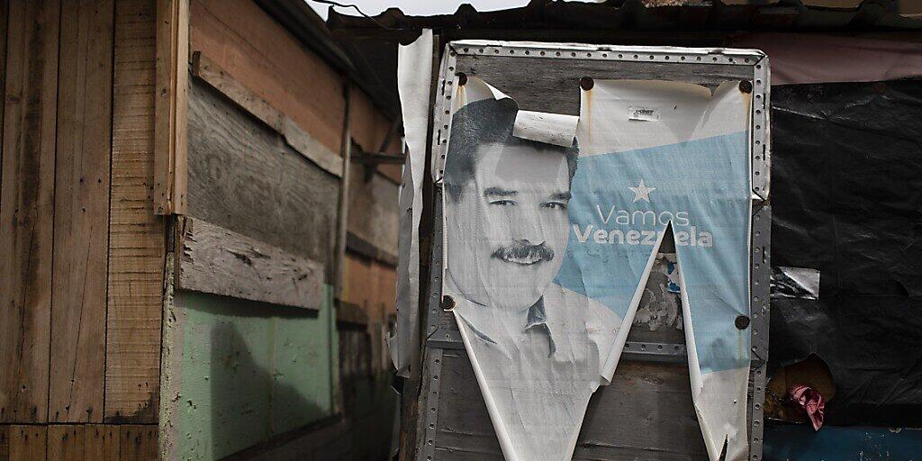 Ein altes Wahlkampfplakat mit dem venezolanischen Präsidenten Maduro bedeckt die Tür einer Baracke in Caracas. Fünf Monate vor den geplanten Parlamentswahlen hat der Oberste Gerichtshof Venezuelas den Vorstand einer der wichtigsten Oppositionsparteien des Landes ausgetauscht. Foto: Ariana Cubillos/AP/dpa