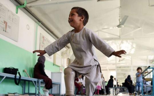 Das grosse Glück des fünfjährigen Ahmad Rahman: In der orthopädischen Klinik des Roten Kreuzes in Kabul tanzt er breit grinsend und freut sich über seine Beinprothese.