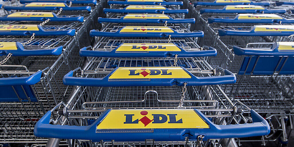 Die Mitarbeitenden von Lidl Schweiz können sich über mehr Salär freuen: Sie erhalten ab März eine generelle Lohnerhöhung von fast einem halben Prozent. Zudem gibt es noch Geld für individuelle Lohnerhöhungen. (Archiv)