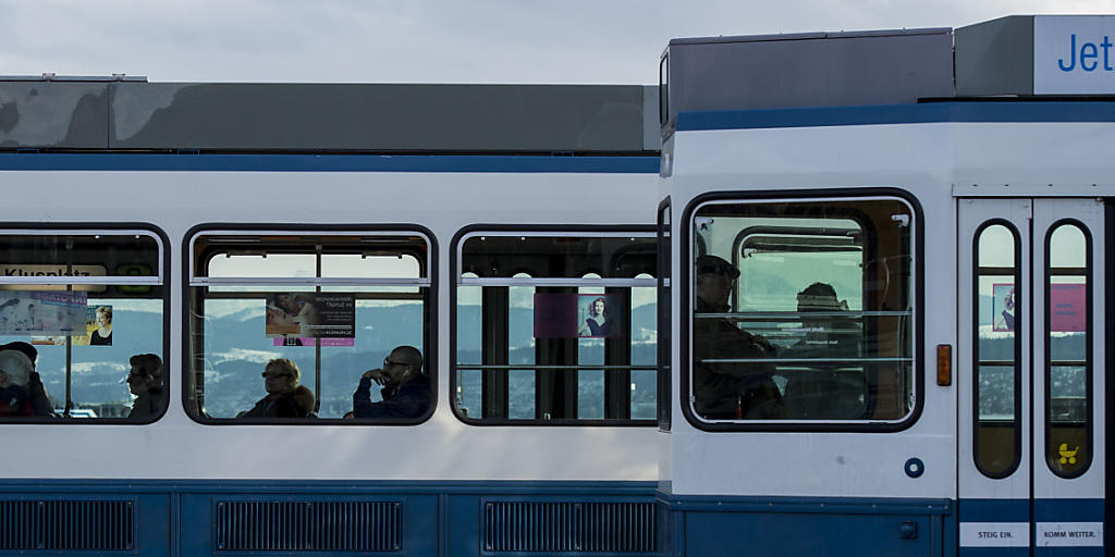 Ein "Tram 2000" der Linie 7 hat am Montagmittag in Schwamendingen eine Passantin erfasst und tödlich verletzt. (Archivbild)