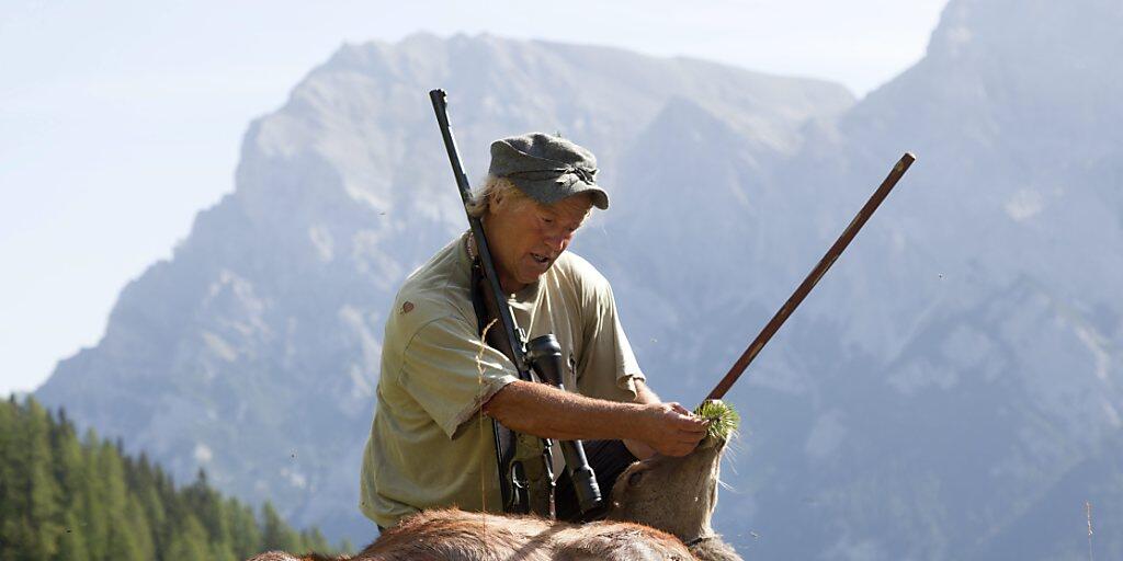 In Graubünden haben die Stimmberechtigten eine Volksinitiative zur Abschaffung Sonderjagd verworfen. Im Bild der ehemalige Ski-Nationaltrainer und leidenschaftliche Jaeger Fritz Zueger (Archivbild).