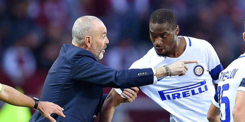 Inters Trainer Stefano Pioli gibt seinem 1:0-Torschützen Geoffrey Kondogbia Anweisungen