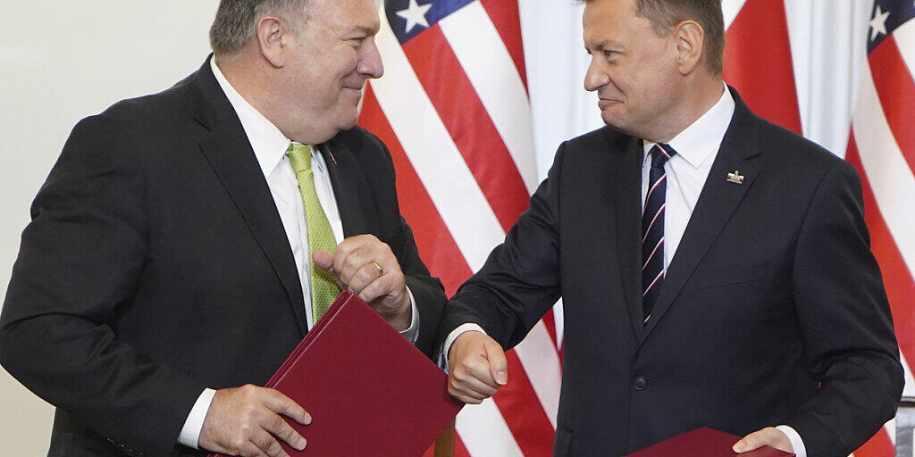 dpatopbilder - Mariusz Blaszczak (r), Verteidigungsminister von Polen, und Mike Pompeo, Außenminister der USA, nach der Unterzeichnung des Vertrags über die Stationierung von weiteren 1000 US-Soldaten in Polen. Foto: Janek Skarzynski/AFP Pool/AP/dpa