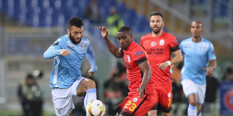 Galatasaray (im Bild rechts mit Lionel Carole) ist von der UEFA für eine Europacup-Saison gesperrt worden
