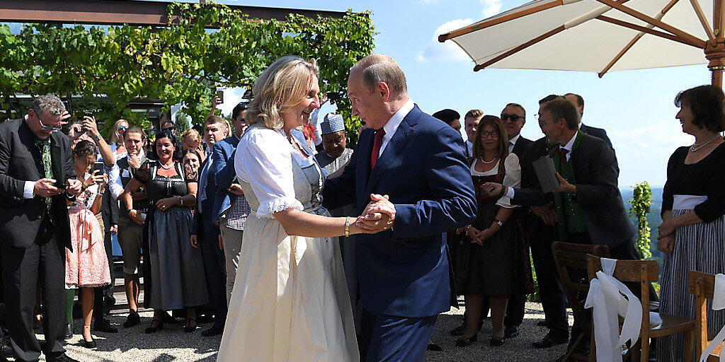 Österreichs Aussenministerin Karin Kneissl (links) und der russische Präsident Wladimir Putin (rechts) tanzen an der Hochzeit.