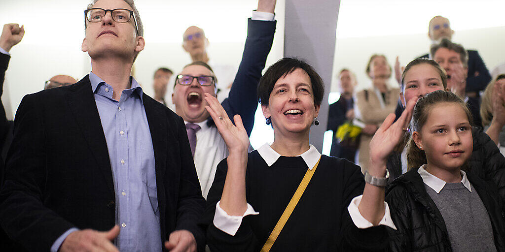 Die Wiler Stadtpräsidentin Susanne Hartmann (Mitte) freut sich über ihre Wahl in die St. Galler Regierung. Die CVP sicherte sich den zweiten Sitz in der Exekutive.