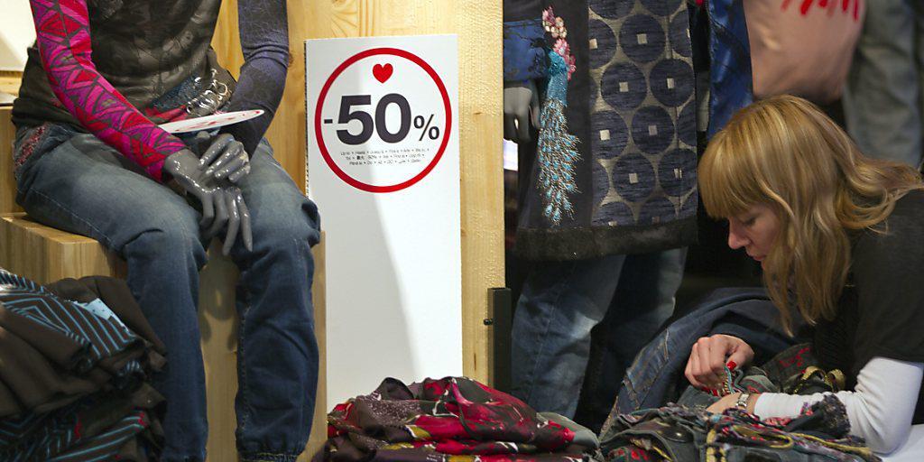 Eine Kundin sieht sich die Kleider im Ausverkauf an. Im Januar sanken die Preise für Bekleidung um 7,8 Prozent im Vergleich zum Dezember.