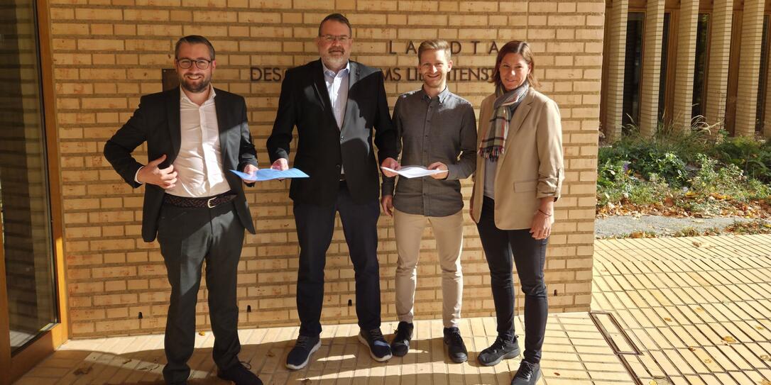 Die FBP-Abgeordneten Lino Nägele, Daniel Salzgeber und Bettina Petzold-Mähr überreichten zwei Motion an Philipp Pfeiffer (Landtagssekretär-Stellvertreter).