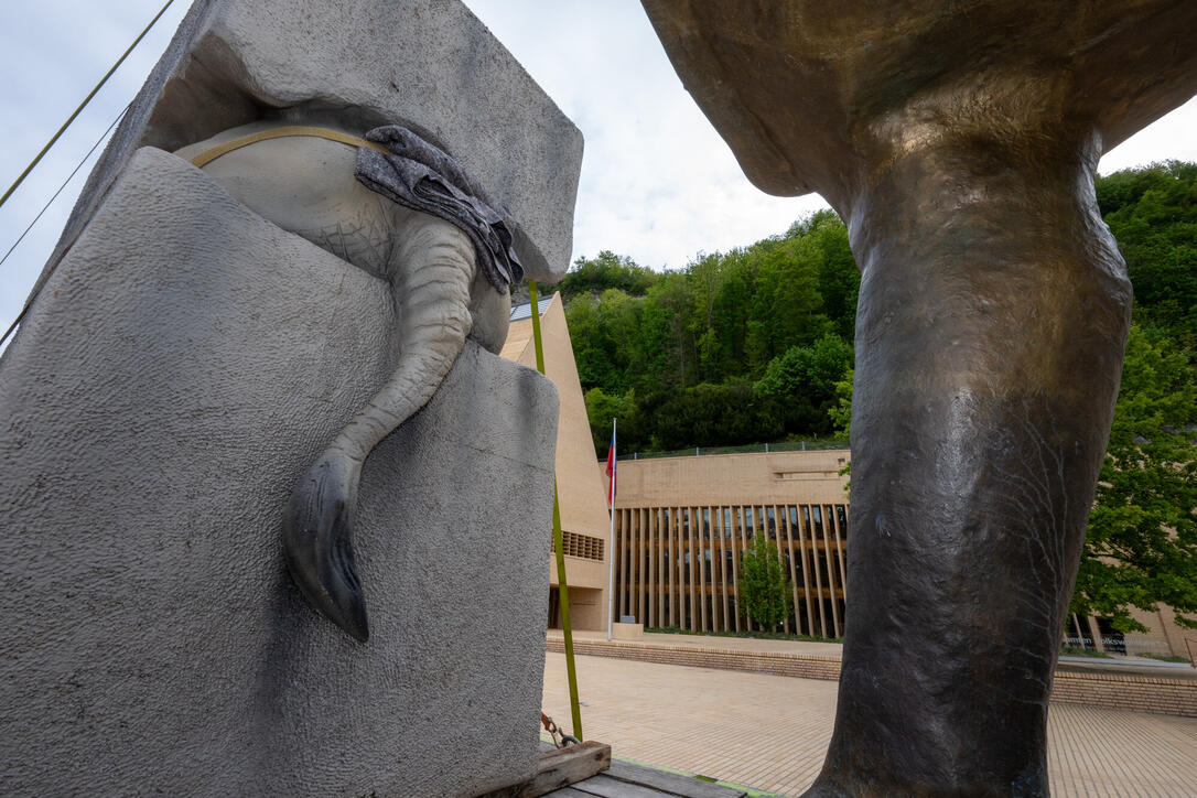 Aufbau der Skulpturen der Bad Ragartz in Vaduz (26.04.2024)
