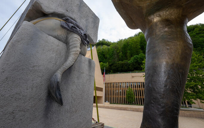 Aufbau der Skulpturen der Bad Ragartz in Vaduz (26.04.2024)