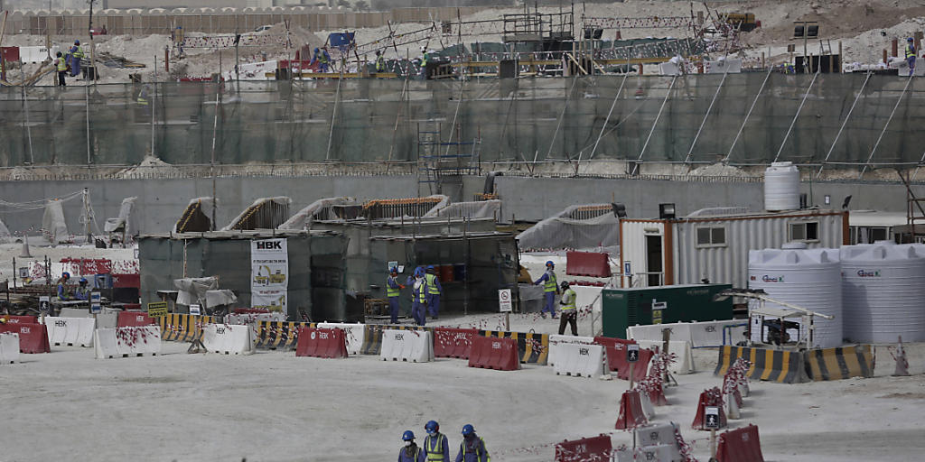 Blick auf die Baustelle des Al-Wakra-Stadions in Doha: Amnesty International kritisiert Katar erneut für ungenügende Arbeitsbedingungen. (Archivbild)