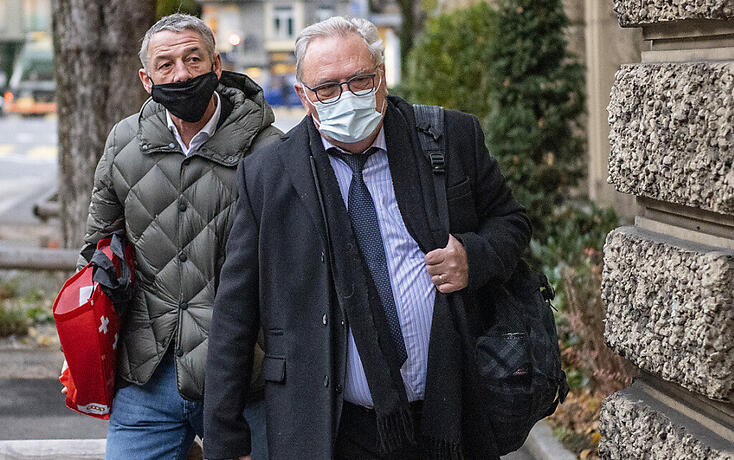 Der Schweizer Springreiter Paul Estermann (links) und sein Anwalt auf dem Weg zum Kantonsgericht Luzern, wo ein Berufungsprozess wegen Tierquälerei bevorsteht.
