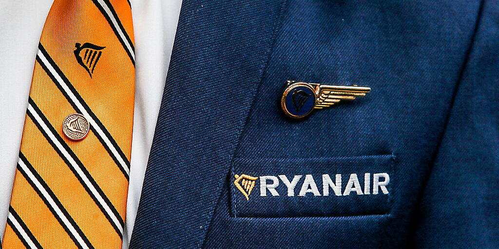 Erfolg für die Ryanair-Angestellten in Italien: Kurz vor einem für Freitag geplanten Streik stimmt der Billigflieger einem Tarifvertrag für Flugbegleiter in Italien zu. (Archiv)