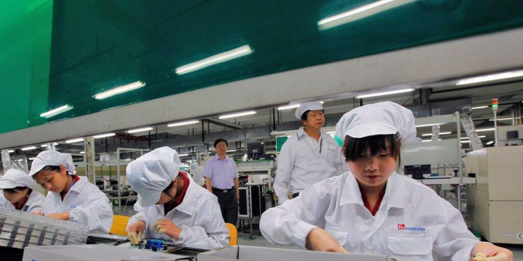 Der Apple-Zulieferer Foxconn steht seit Jahren wegen der teils schlechten Arbeitsbedingungen unter Beschuss. Nun wurde bekannt, dass das chinesische Unternehmen Schülerinnen und Schüler zu lange arbeiten liess. (Archivbild)