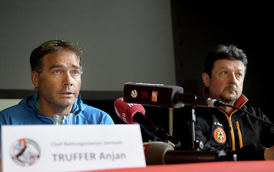 Die Suche nach dem vermissten Chef der Tengelmann-Gruppe, Karl-Erivan Haub, wird fortgesetzt, wie Anjan Truffer (links), Leiter der Rettungsstation Zermatt, am Mittwoch sagte.