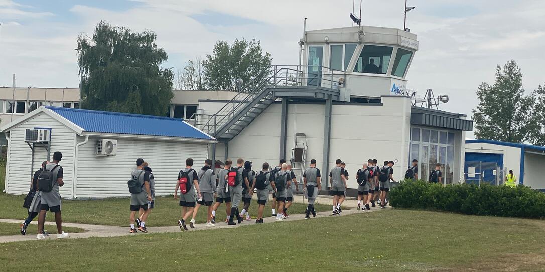 Spezielle Anreise: Aus dem Charterflugzeug auf dem kleinen Flughafen in Györ direkt zum Teambus spazieren.