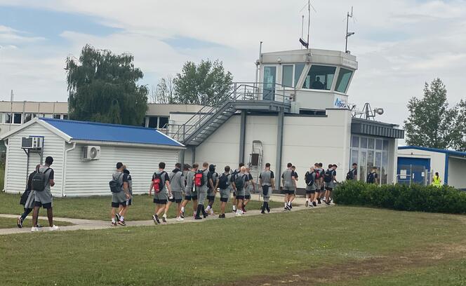 Spezielle Anreise: Aus dem Charterflugzeug auf dem kleinen Flughafen in Györ direkt zum Teambus spazieren.