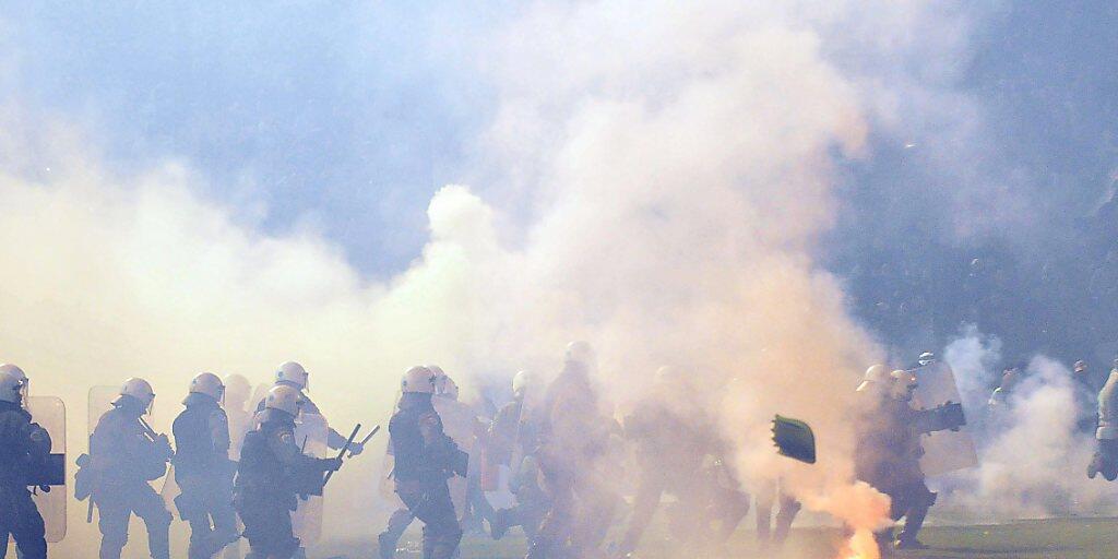 Bei Olympiakos Piräus herrscht auf und neben dem Rasen Feuer im Dach