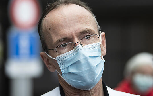 Stephan Jakob, Klinikdirektor und Chefarzt Universitätsklinik für Intensivmedizin der Insel Gruppe, am Mittwoch im Gespräch mit Medien.