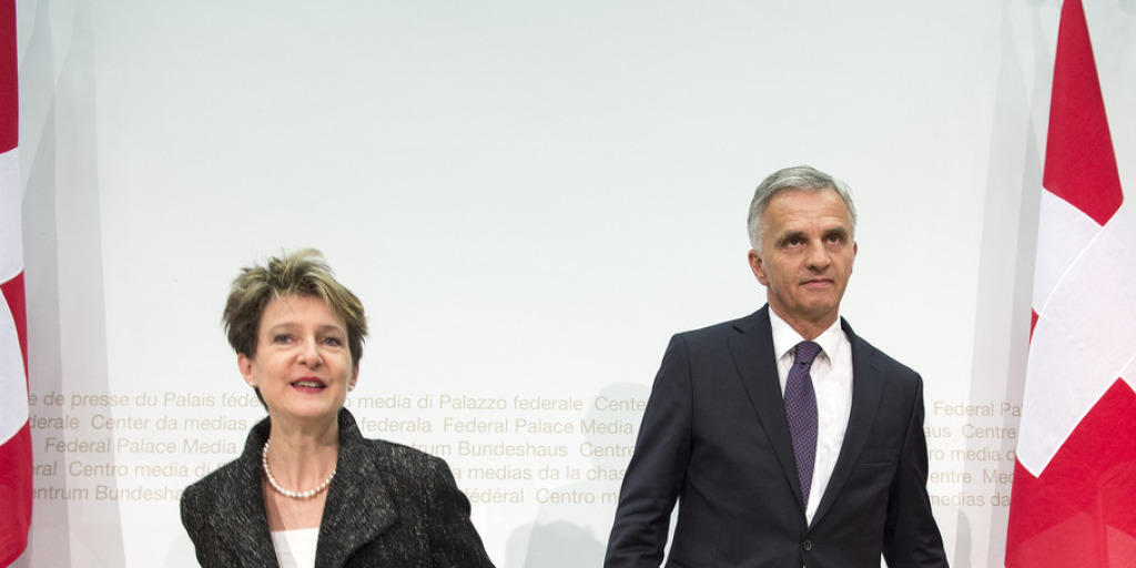 Bundespräsidentin Simonetta Sommaruga und Bundesrat Didier Burkhalter äussern sich an einer Medienkonferenz am Freitag in Bern zur Umsetzung der neuen Verfassungsbestimmung über die Zuwanderung.