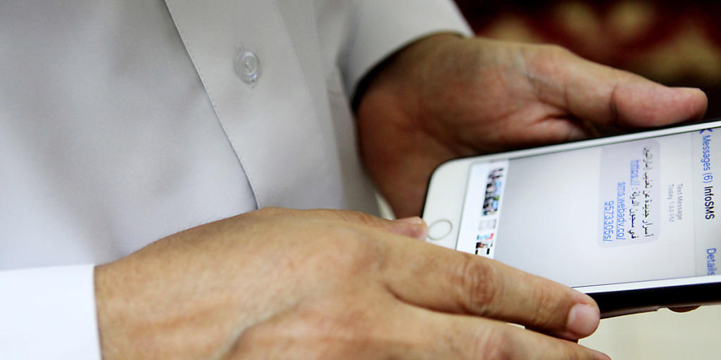 Ahmed Mansur, Menschenrechtler aus den Vereinigten Arabischen Emiraten, schöpfte Verdacht, als er auf seinem iPhone eine Nachricht mit einem Link zu angeblichen Informationen über Folter von Häftlingen in dem Land bekam. Dank ihm flog das Schadprogramm Pegasus auf.