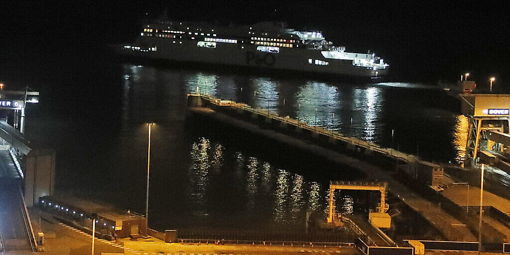 Die letzte Fähre verlässt den Hafen in Dover. Foto: Frank Augstein/AP/dpa