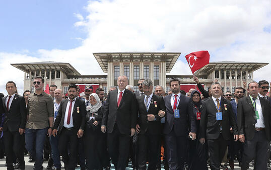 Der türkische Präsident Recep Tayyip Erdogan und Familienmitglieder von Opfern des Putsches marschieren zum Märtyrer-Museum in Ankara.