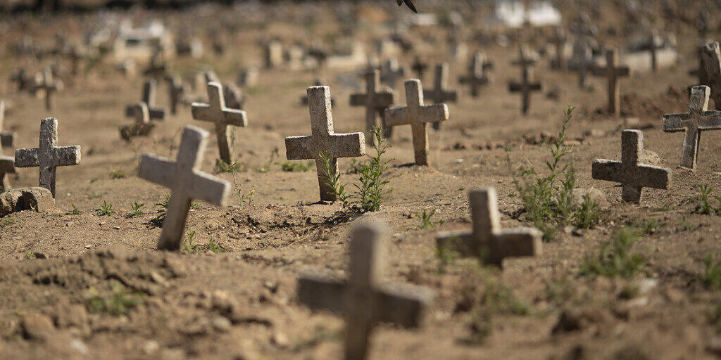 Kreuze stehen auf dem Caju-Friedhof in Rio de Janeiro, auf dem Opfer der Corona-Pandemie begraben wurden. In Brasilien gibt es laut der Universität Johns Hopkins 3,5 Millionen bestätigte Sars-CoV-2-Infektionen und rund 113 000 Todesfälle. Foto: Silvia Izquierdo/AP/dpa