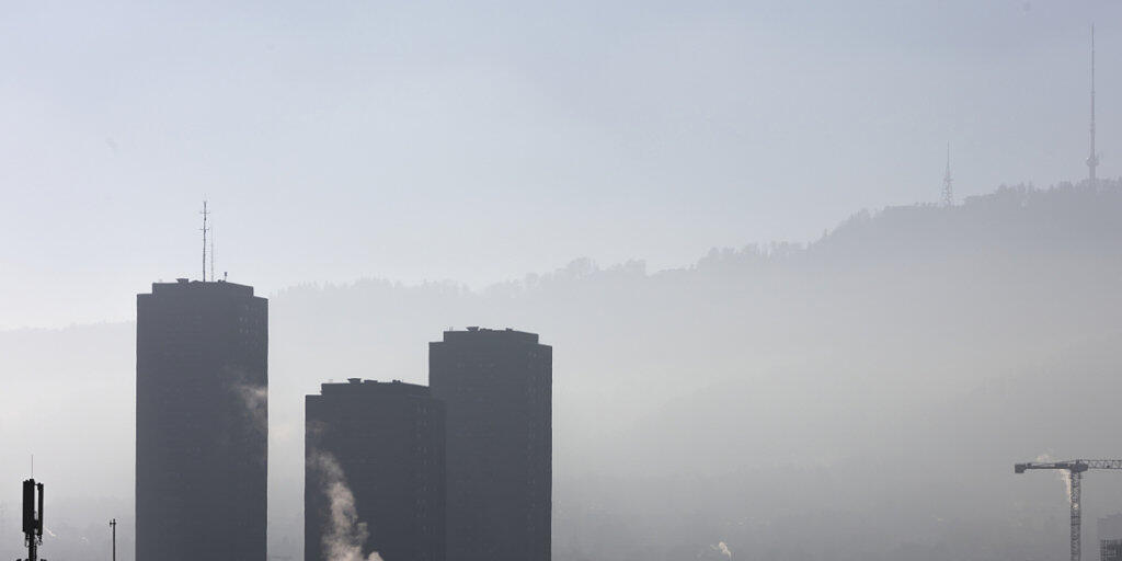 Die Luftqualität in der Schweiz hat sich in den vergangenen dreissig Jahren gemäss eines Berichts des Bundesamts für Umwelt (Bafu) verbessert. Allerdings überschreiten Schadstoffe wie das Reizgas Ozon noch immer die Grenzwerte. (Symbolbild)
