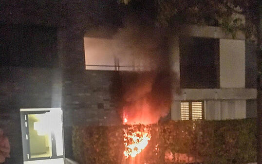 Warum das Feuer in der Parterrewohnung in Dietikon ausbrach, ist noch unklar. Ein Mann musste wegen Verdachts auf Rauchvergiftung ins Spital gebracht werden.