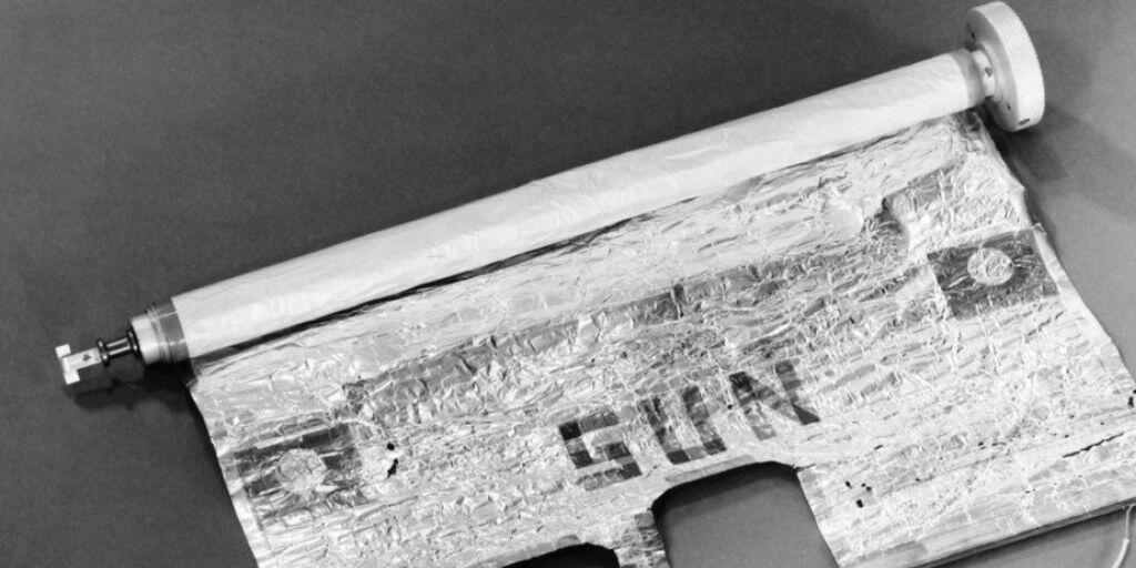 Schweizer "Flagge" auf dem Mond: Der vom Berner Physikprofessor Johann Geiss entwickelte Vakuumzylinder, in dem sich ein Stück Sonnensegel befindet, war auf der Apollo 11 Mission 1969 zum Mond mit an Bord.