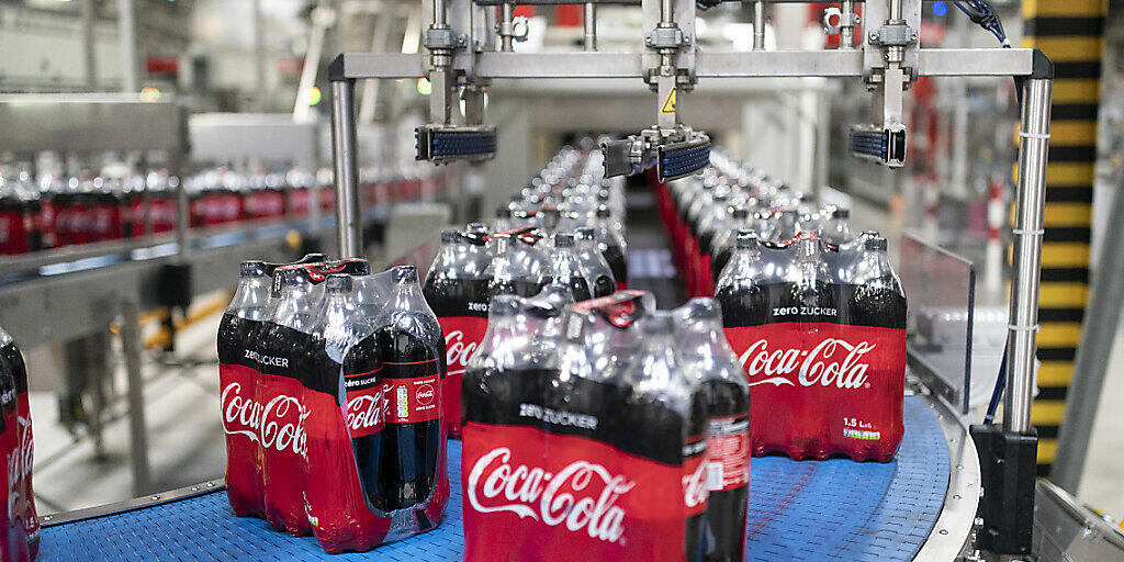 Der Getränkekonzern Coca Cola baut in der Schweiz bis zu 120 der insgesamt rund 650 Stellen ab. Der Umbau des Geschäfts und die mit Blick auf die Corona-Pandemie unsichere Marktlage sind Gründe dafür.(Archivbild)
