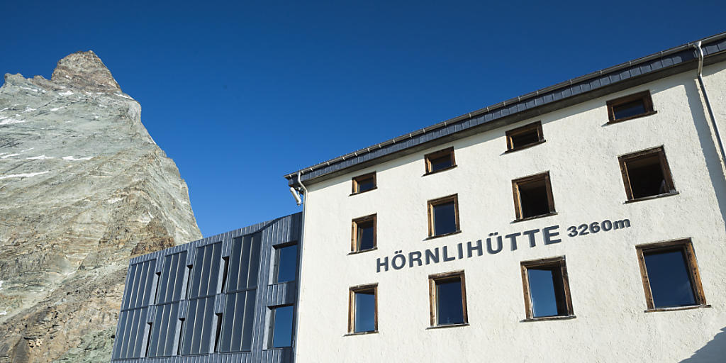 Die neue H&ouml;rnlih&uuml;tte mit dem modernen Anbau links am fr&uuml;hen Morgen vor der Einsegnung.