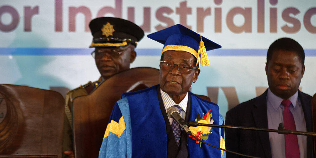 Simbabwes Präsident Robert Mugabe bei der Abschlussfeier einer Universität in Harare - es ist der erste öffentliche Auftritt Mugabes seit dem Putsch des Militärs.