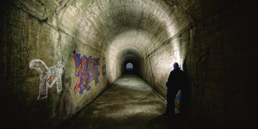dunkel,stehen,Allein,Tunnel,Graffiti,Rueckansicht,Innenaufnahme,Unheimlich,Abgeschiedenheit,Einsamkeit,Silhouette,beleuchtet,Taschenlampe,duester,unterirdisch,Dunkelheit,Mensch,Erwachsener,Mann,Nur Maenner,eine Person,nur ein Mann,Mann mittleren Alters,Erw