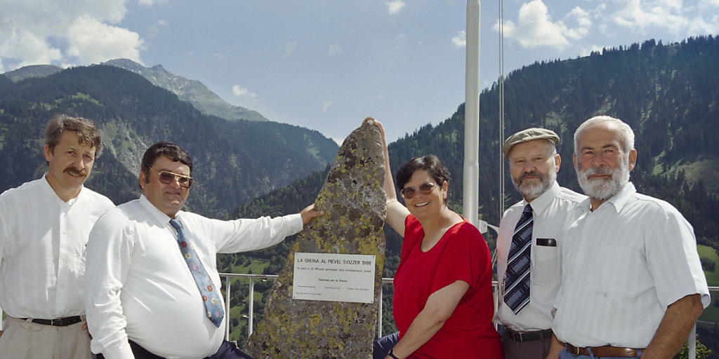 Alt Nationalrat Herbert Maeder (ganz links) und die damalige Bundesrätin Ruth Dreifuss im August 1999 bei der Einweihung des Steines in Sumvitg GR, der die Schenkung der Greina-Hochebene der Gemeinden Sumvitg und Vrin an die Schweizer Bevölkerung symbolisiert. (Archiv)