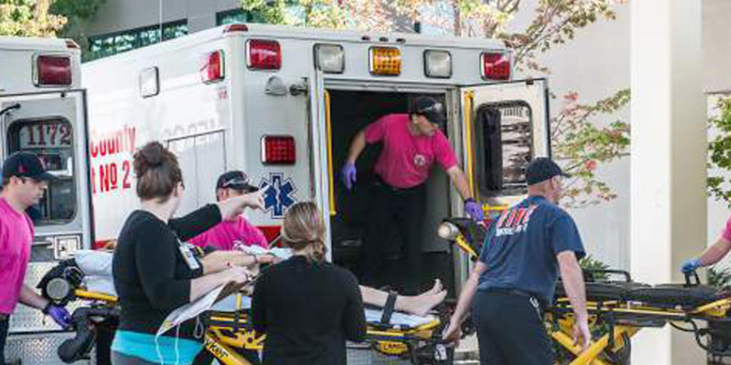Rettungskräfte bringen nach der Schiesserei im US-Bundesstaat Oregon Verletzte ins Spital.