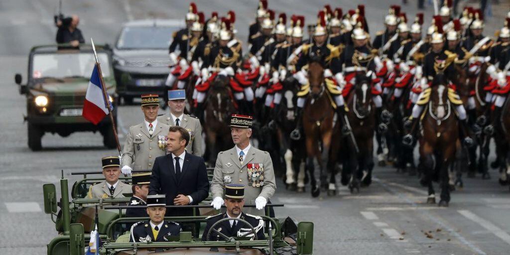 Präsident Emmanuel Macron zusammen mit Generalstabschef François Lecointre im Militärjeeps.