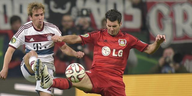 Ausgespielt: Emir Spahic (re.) im Duell mit Philipp Lahm Ausgespielt: Emir Spahic (re.) im Duell mit Philipp Lahm