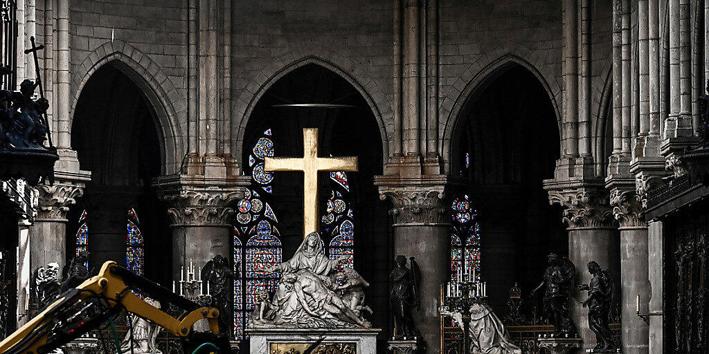 Noch in einer Trümmerlandschaft findet ein erstes Konzert in der Kathedrale Notre-Dame de Paris statt.
